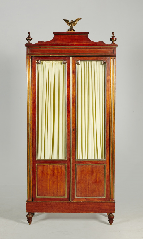 Armario-Vitrina imperio en nogal y bronce.Trabajo francés,