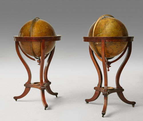 Pareja de globos de biblioteca publicados por Malby’s.Uno 