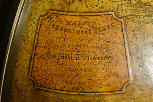 Pareja de globos de biblioteca publicados por Malby’s.Uno 