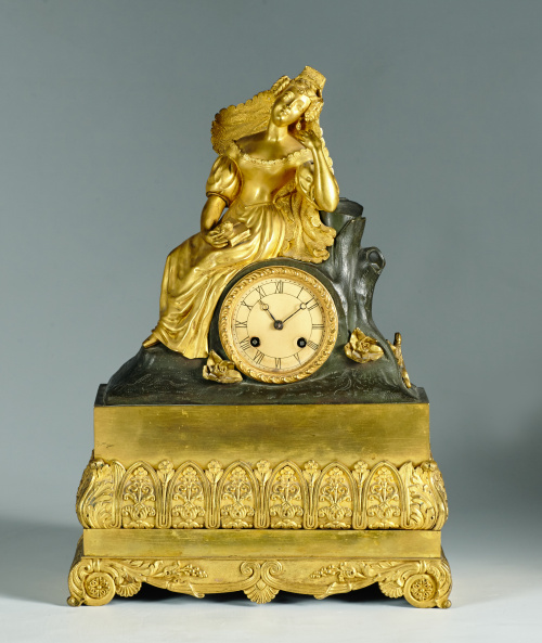 Reloj de bronce dorado y patinado con figura de dama en el 