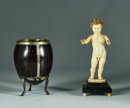 Coco montado en plata sobre pies de bóvido.Trabajo inglés,