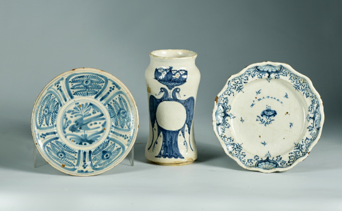 Bote de farmacia de cerámica esmaltada en azul de cobalto.