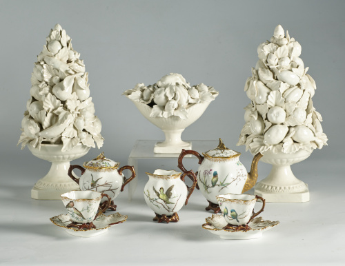 Pareja de centros y frutero de “engaño” de cerámica esmalta