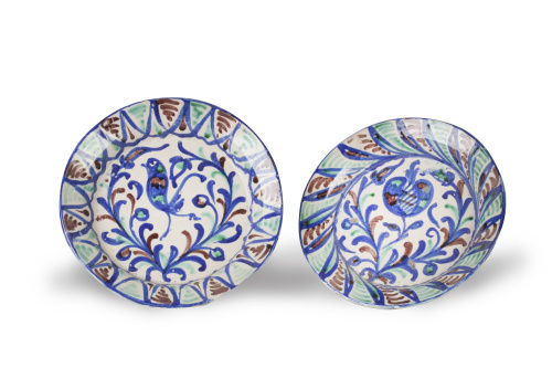 Dos platos de cerámica esmaltada en azul cobalto, verde y o