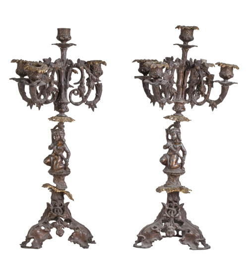 Pareja de candelabros de calamina con elementos de bronce.