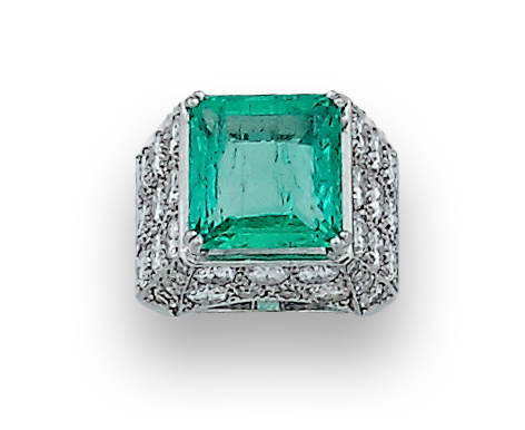 Sortija con esmeralda central de talla cuadrada con un peso