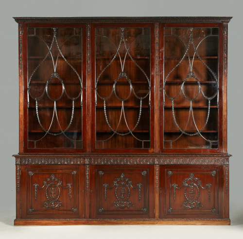 “Bookcase” de estilo Jorge III de madera de caoba con decor