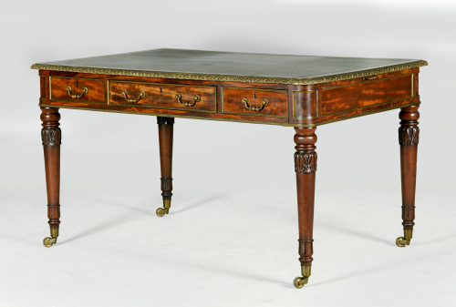 Mesa de despacho de madera de nogal y bronce dorado de esti