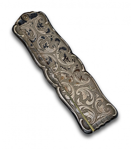 Peine de hueso con funda en plata grabada pps s XX.