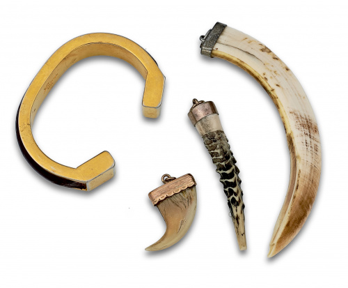 Lote formado por pulserade LOEWE en metal y piel y tres cue