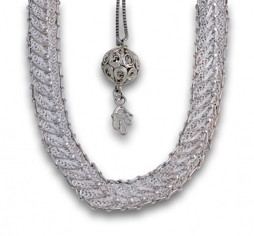 Collar y colgante de esfera con cadena en filigrana de plat