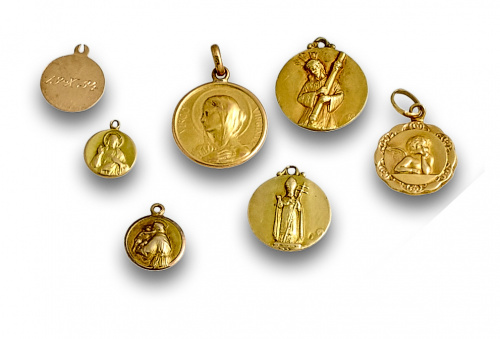 Siete medalla en oro de 18K.