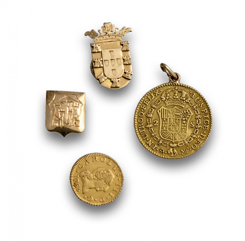 Lote de dos monedas en oro de 900 milésimasy dos pins en or