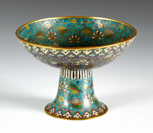 Salva con pie o “tazza” en esmalte cloisonné.Dinastía Qing