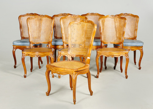 Juego de ocho sillas de estilo Luis XV de madera tallada y 