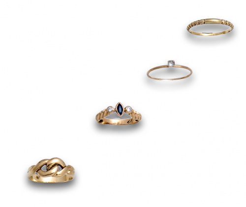 Cuatro anillos con: zafiro y circonitas, ciconita central ,