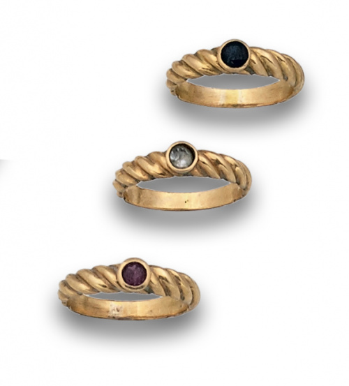 Tres anillos de oro gallonado de 18k con zafiro ,esmeralda 