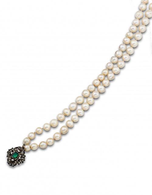 Collar de pp.s.XX con dos hilos de perlas ligeramente barro