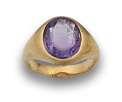 Sortija pps s XX con sello tallado en amatista oval.Montura
