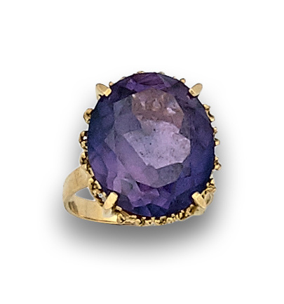 Sortija con amatista oval en montura de redecilla de oro de