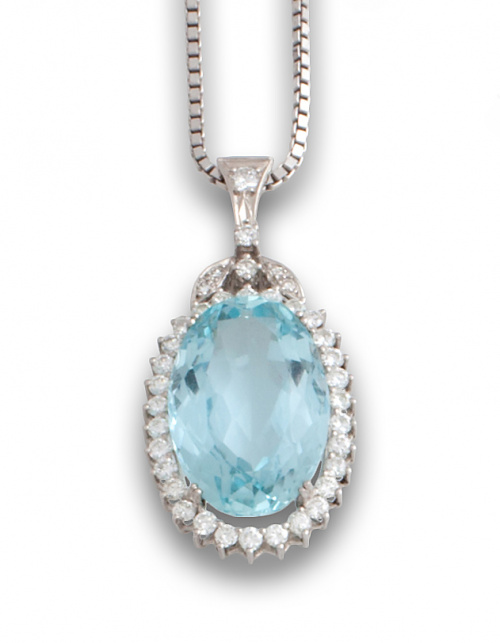 Colgante con aguamarina oval de 25 ctes orlada de brillante