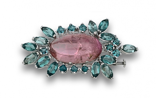 Broche con cabuchón de turmalina rosa y topacios azules en 