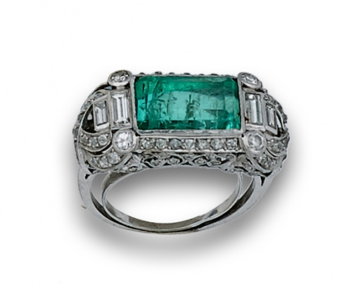 Sortija Art-Decó con esmeralda rectangular y brillantes de 