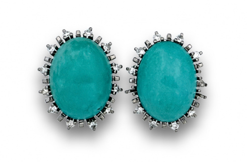 Pendientes de turquesas  orladas de zafiros blancos. En oro