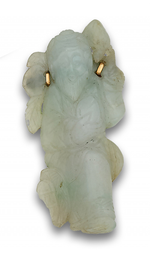 Broche con figura de sabio tallada en jade; montura en oro 