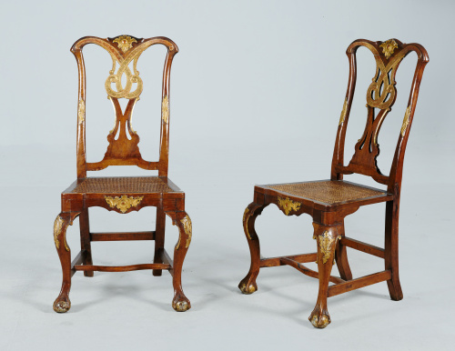 Pareja de sillas de estilo chippendale de madera de nogal y