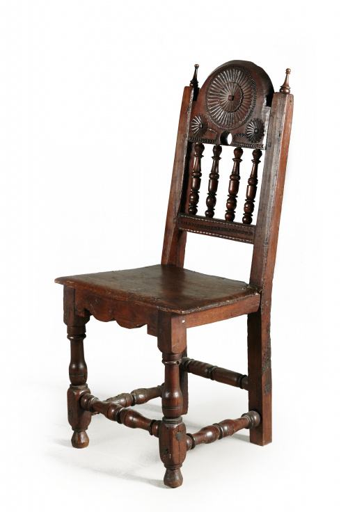 Silla de madera de castaño tallada y torneada.Trabajo mall