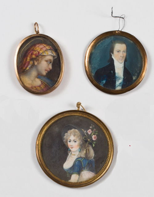Lote de tres miniaturas: “Dama”, “Caballero” y “Cabeza de V