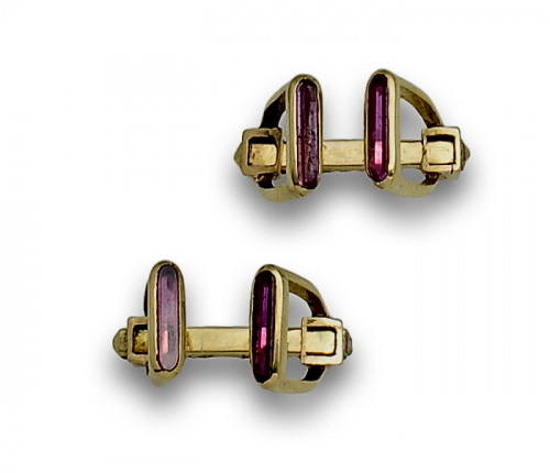 Gemelos a modo de estribos articulados a barra,con rubíes,e