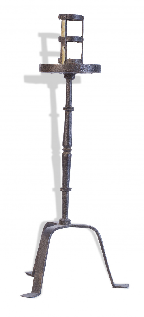 Hachero con pies de trípode de hierro.Trabajo español, S. 