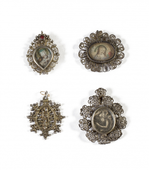 Medallón de la brazalera con un grabado con San Juanito y m