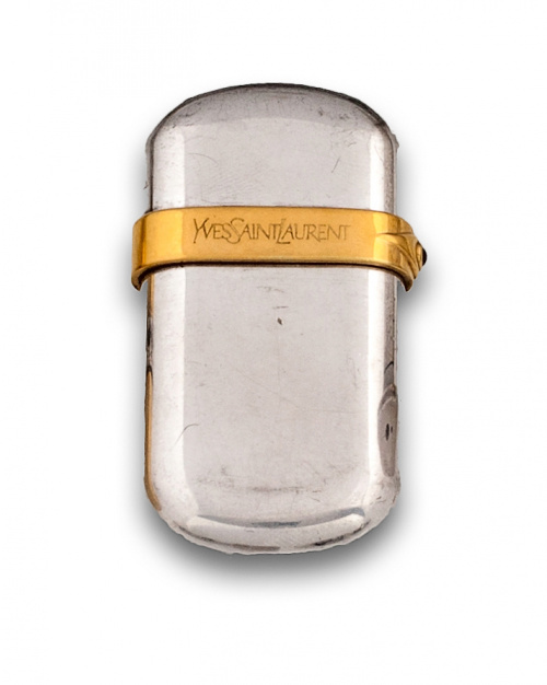 Encendedor Saint Laurent plateado y banda plaqué or.
