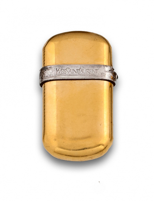 Encendedor Saint Laurent plaqué or y banda plateada.