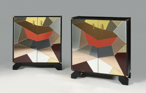 Pareja de cómodas en madera teñida con frente de espejos de