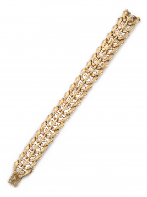 Brazalete  años 50 con piezas en forma de hojas con flores 