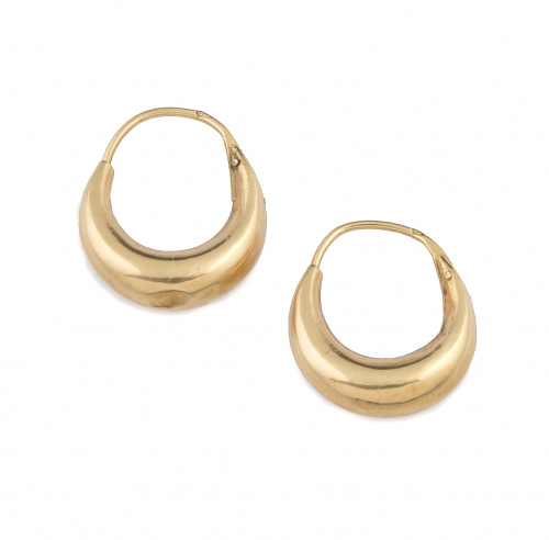 Pendientes criollas que ensanchan en parte inferior, en oro