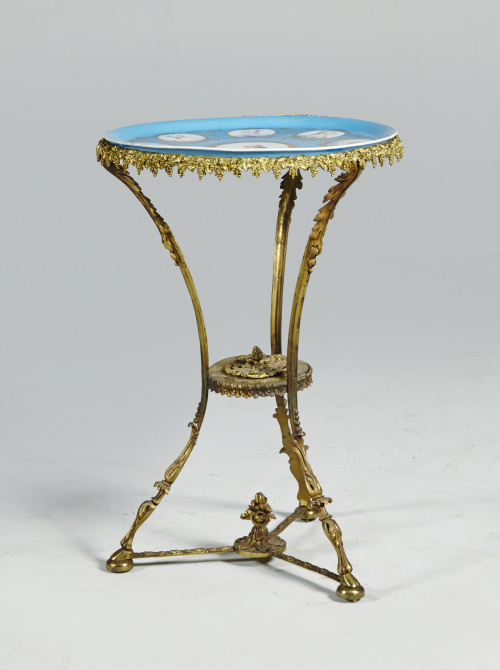 Velador Napoleón III en bronce dorado y tapa de porcelana e