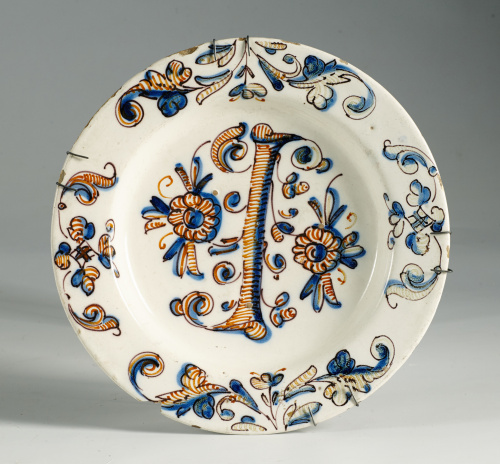 Plato de cerámica esmaltada de la serie tricolor.Talavera,