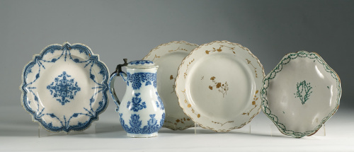 Jarro en cerámica con decoración de lambrequines en azul co