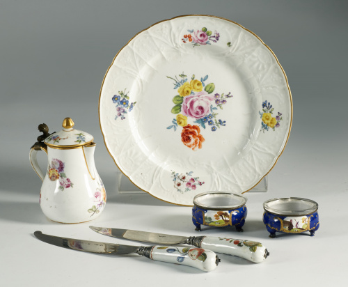 Dos cuchillos en porcelana esmaltada con decoración de frut