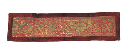 Bordado en seda púrpura con bordado de aplicación en  hilo 