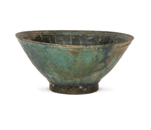 Cuenco con decoración negra sobre vidriado azul turquesa.K