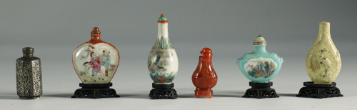 Snuff Bottle de porcelana esmaltada, con decoración en reli