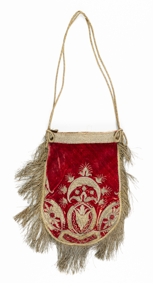 Faltriquera en terciopelo granate bordado con motivos flora