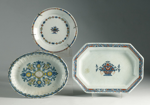 Plato de cerámica esmaltada, con cesto de flores en el asie