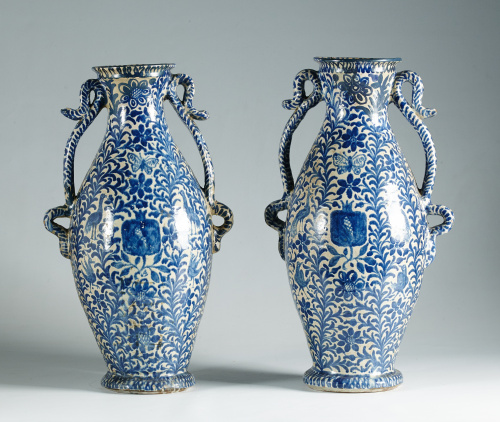 Pareja de jarrones en cerámica de Fajalauza, vidriada en bl